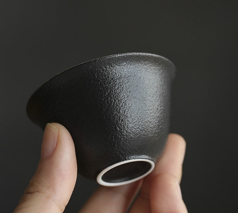 A teapot with no handle that draws out the umami of tea leaves.