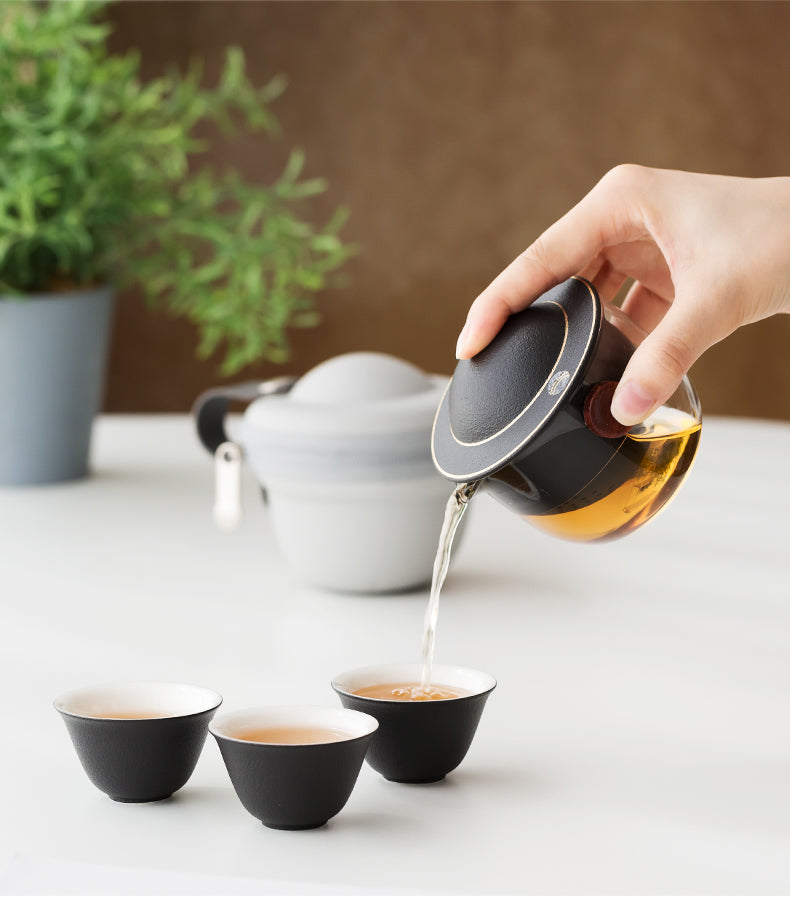 A teapot with no handle that draws out the umami of tea leaves.