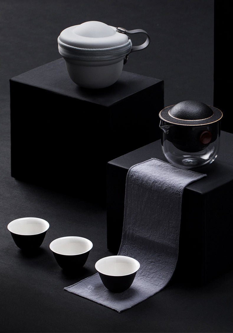 A teapot with no handle that draws out the umami of tea leaves.