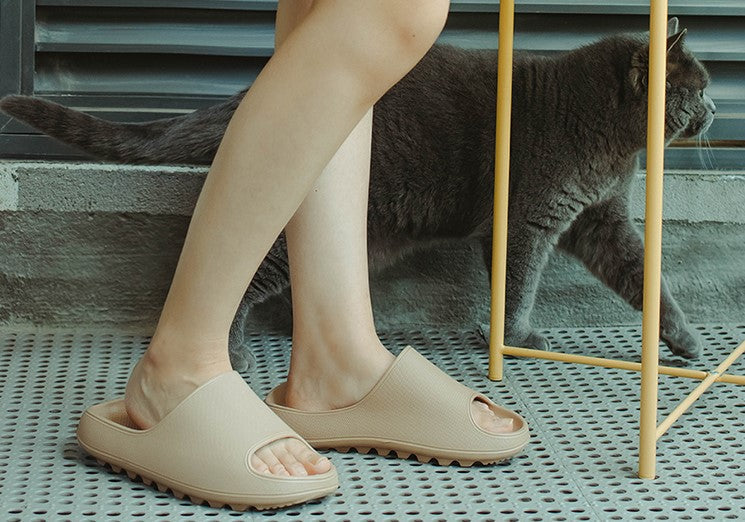 [Extra-thick, ultra-lightweight, ultra-flexible] Silent slippers that are very easy to wear. Works great both indoors and outdoors! !